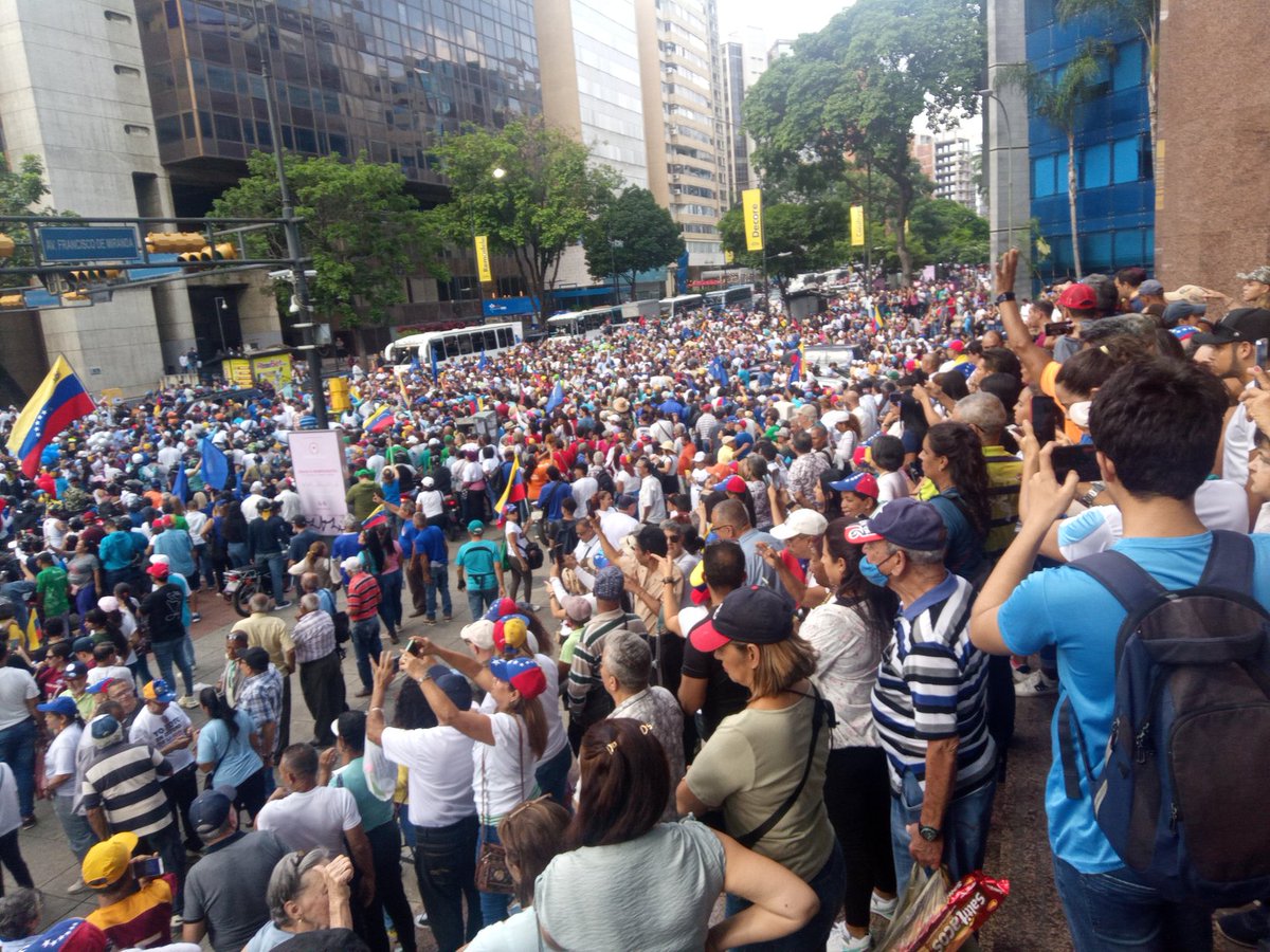 <a href="/MesaSocial1/">Mesa Social de Caracas</a> <a href="/Radarciudadccs/">Radar Ciudad</a> Masivo el encuentro caraqueño con Edmundo y María Corina, apesar de las injerencias sufridas por parte de uniformados y la presencia de colectivos motorizados "afectos al régimen" Los capitalinos lograron su objetivo sin mayor inconveniente.