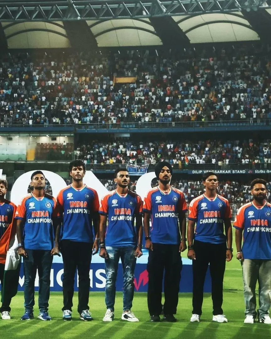 icchindi's tweet photo. टीम ने वानखेड़े में विजय रथ का भव्य स्वागत किया 🔥🤩

#TeamIndia https://t.co/xffwUTzC54