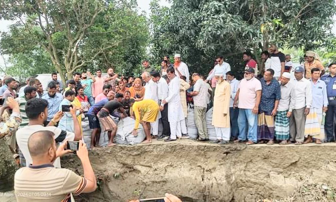 সরিষাবাড়ীতে যমুনার ভাঙন প্রতিরোধে জিও ব্যাগ ও ত্রাণের নৌকা নিয়ে এমপি