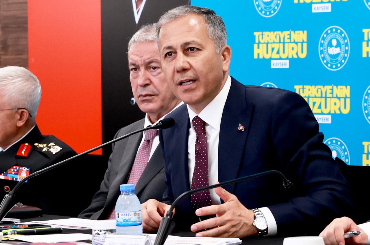 AliYerlikaya's tweet photo. Kayseri’de gerçekleştirdiğimiz Türkiye’nin Huzuru Toplantısı sonrası Basın Açıklamamızı gerçekleştirdik.

Kayseri’de yaşanan çirkin cinsel istismar olayından sonra gerçekleştirilen eylemlerde 855 şahıs gözaltına alındı. Bunların 13’ü tutuklandı, 145’i hakkında adli kontrol kararı verildi.
 
Kayseri’de gözaltına alınan şahıslardan 468’inin 50 farklı suçtan adli kaydı bulunuyor. Bu suçlar arasında göçmen kaçakçılığı, kasten yaralama, yağma, hırsızlık, cinsel istismar, tehdit-hakaret, uyuşturucu, mala zarar verme, dolandırıcılık ve şantaj gibi suçlar da var. 
 
Milli menfaatlerimiz doğrultusunda; kamu düzeni ve güvenliğimizden asla taviz vermeden, insan haklarına, hukuka, medeniyet değerlerimize uygun olarak düzensiz göç ile aralıksız mücadele ediyoruz, etmeye de  devam edeceğiz.

Devletimiz güçlüdür. Provokatörlere göz açtırmayacağız. Oyun kurmaya çalışanların oyunlarını bozacağız.

📍Kayseri

#TürkiyeninHuzuru🇹🇷