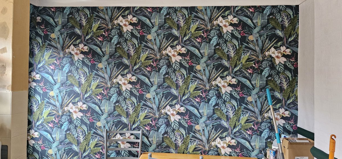 Faye_PMAS's tweet image. What a great way to start a Friday by having a lovely session with the brilliant new PCSOs @MerseyPolice

A quick catch up with @RobBudden 

Now home to finish tiling &amp;amp; wallpapering the kitchen

#FeatureWall #DIY #LoveDecorating