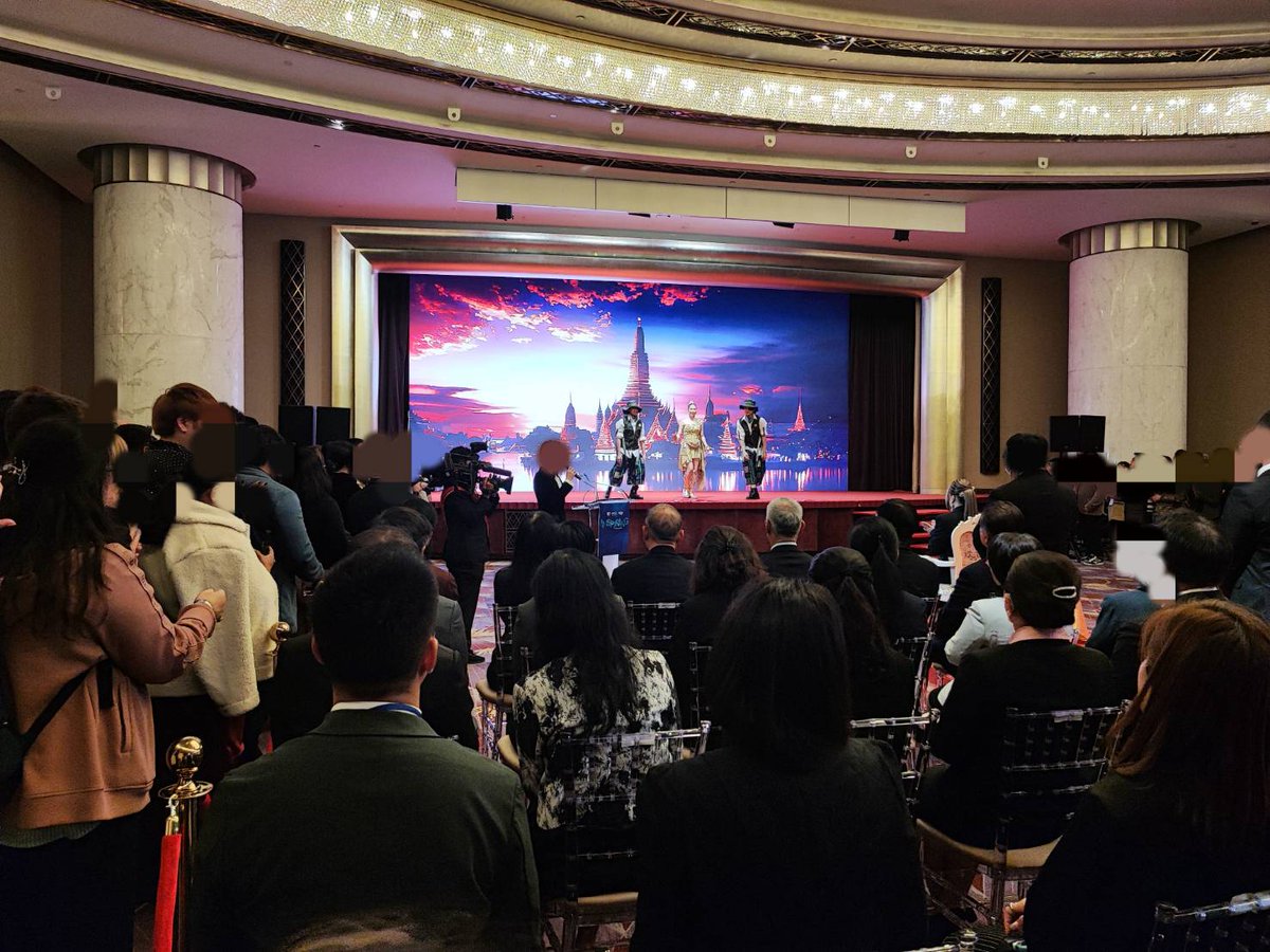 yoshi_shimamura's tweet photo. 【香港FILMART2024】

香港国際映画＆テレビマーケット（FILMART）開催期間中に、タイの王室関係者・タイ映画業界の重鎮・人気俳優
が多数参加する豪華なパーティーに御招待いただきました😄

ウボンラット王女の激励から始まったこのパーティでは、俳優さん達と作品作りについて熱く語り合ったり、交流を深めることができました😆

タイとの合作企画も順調に前進しています✨

皆様、ありがとうございます🙇‍♂️

━━━━━━━━━━━━

ボクは16歳で社会に飛び出しました🏃💨

何の取柄もない平凡なボクなのですが、【あること】に集中することによって、こんな感じになりました💡
↓↓↓

■
映画プロデューサー📷
ワールドセールスを狙った作品を作り続け、1作目、2作目、3作目の全てが国際映画祭で受賞。

■
オリコン様・テレ東様を含む6社の大株主です💰
大株主になっている銘柄だけで約25億円くらいの評価額です。
※
2023年7月16日時点

https://t.co/EEcsfVp0Ik

https://t.co/jHCwMxiIxi

■
約2,000坪の土地を所有しています。
サッカーコート1面くらいですね⚽
https://t.co/5ozXwt1MlP
※
2023年7月16日時点

■
書籍を出版したら2冊連続で
Amazon総合2位！
Amazon3部門で1位になりました！

書籍【となりの億万長者が17時になったらやっていること】
https://t.co/gXaNqPOwGI
Amazon総合2位！
3部門で1位！
週間ランキング10位！

書籍【うまくいくリーダーだけが知っていること】
https://t.co/JNfAOi9T8a
Amazon総合2位！
3部門で1位！
全国の書店30店舗以上で1位になりました。

■
下記の書籍で著者・大株主としてのインタビュー記事をご掲載いただきました。

【株探超活用法DX 大株主の研究/宝島社】
https://t.co/VobHgDPNyN

【高配当株と円安株で月15万円稼ぐ 億り人がやっている（秘）投資法/宝島社】
https://t.co/bLY6Kkjv7l

PRESIDENT Online（プレジデントオンライン）様にコラムを寄稿しました。
【なぜ｢できる人ほど常に即レス｣なのか…成功する人たちが必ずやっている"小さいけれど重要な習慣"/プレジデントオンライン】(2024年新)
https://t.co/UwaMhssGUo

東洋経済様にコラムを寄稿しました。
【100社の株を配当狙いで持つ投資家が明かす流儀/東洋経済オンライン】
https://t.co/qK7CL2Pcvx

幻冬舎ゴールドオンライン様にコラムを寄稿しました。
【カリスマ個人投資家が「円安・株安なんてあまり気にしなくていい」と断言するワケ/幻冬舎ゴールドオンライン】
https://t.co/J8V2EsJkcx

【ビジネスが成功している「億万長者」に共通する「たった一つの特徴」/幻冬舎ゴールドオンライン】(2024年新)
https://t.co/OarwjTVtEh

ライフハッカー・ジャパン様に書評が掲載されました。
【【毎日書評】「本物のお金持ち」が成功するために、大切にしている人間関係とは？/ライフハッカー・ジャパン】(2024年新)
https://t.co/cvTQ3oQ7ZE

■
新宿警察署長から感謝状をいただきました。
https://t.co/3ycuPTRxqb

■
京都芸術大学様と共同講座をやりました
https://t.co/nZBGreNwZG
↑↑↑

『どうやればそんなことになるのか教えてください❗』
 的なDMを山ほどいただきますので、その答えをnoteに書きました。
ぜひ、ご覧ください😄
↓↓↓

https://t.co/4UIwyeIQbd

出���けるときに踏んだ犬のウンチを、帰宅するときにもう一度踏んでしまうレベルのボクですが、地道に真面目に仕事をして、楽しく生きています📷
ぜひ、仲良くしてくださいね😉

#映画 
#映画好きと繋がりたい 
#投資家さんと繋がりたい 
#株式投資投資 
#不動産投資 
#富裕層 
#資産家 
#テレ東 
#テレビ東京 
#起業 
#スタートアップ
#香港貿易発展局
#香港
#FILMART
#HKTDC