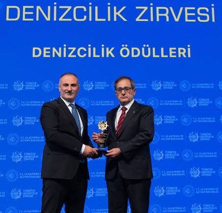 gemitrafik's tweet image. #Arkas, geçtiğimiz denizcilik zirvesinde “En çok Türk Gemi İnsanı #İstihdam Eden Firma” ve “En fazla #Türk Bayraklı Gemi İşleten Firma” kategorilerinde #ödül almış.