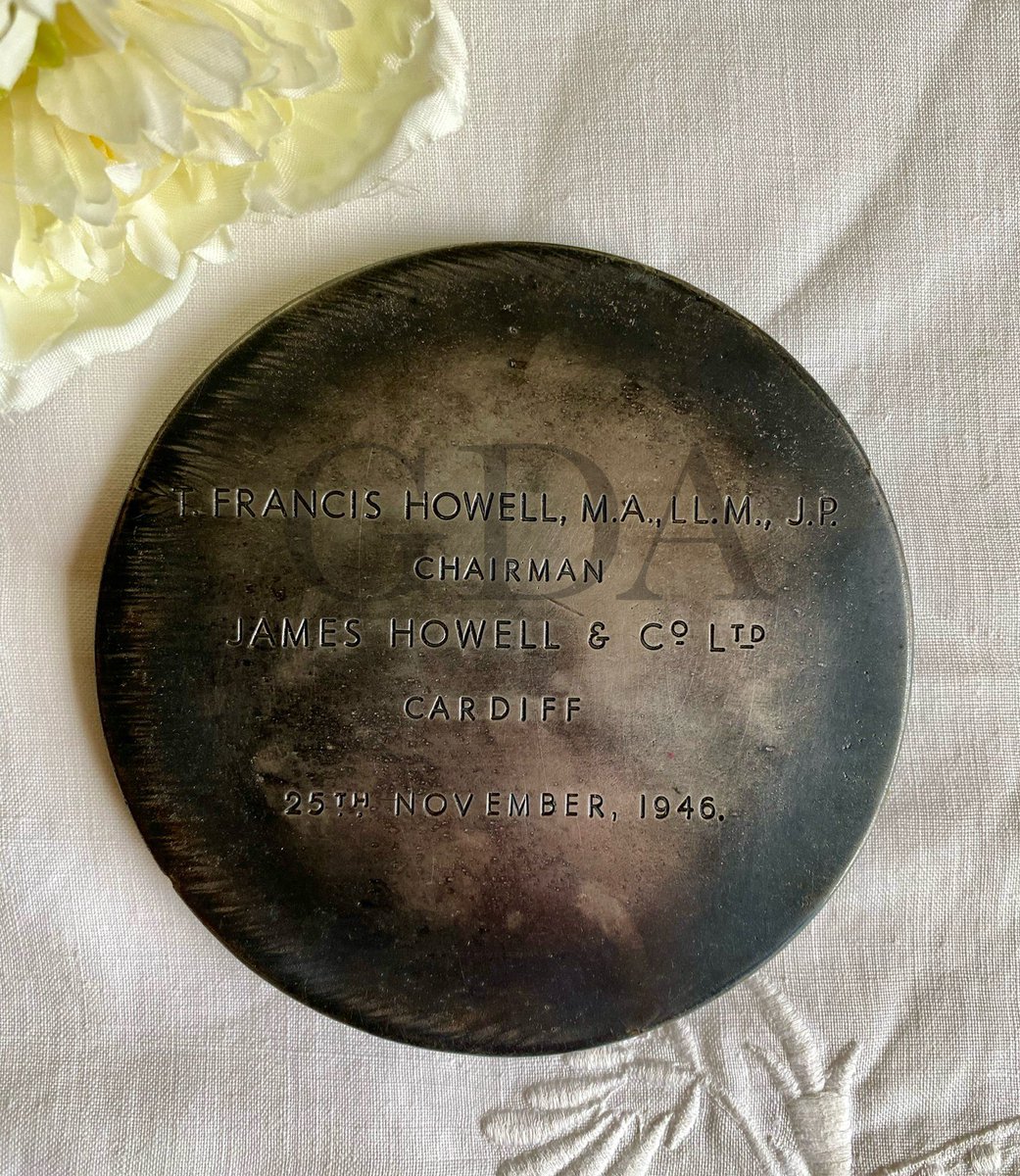 maviedanslart's tweet image. Good morning #elevenseshour
 An handsome boxed Austin Motors medallion presented to Howells &amp;amp; Co Ltd of Cardiff for 25 years association, 1946. 
See it and more at,
Dieudonneart.com/antiques

#Motoring #vintage #collectables #cars #AustinMotors #shopindie #shopsmalluk #gifts