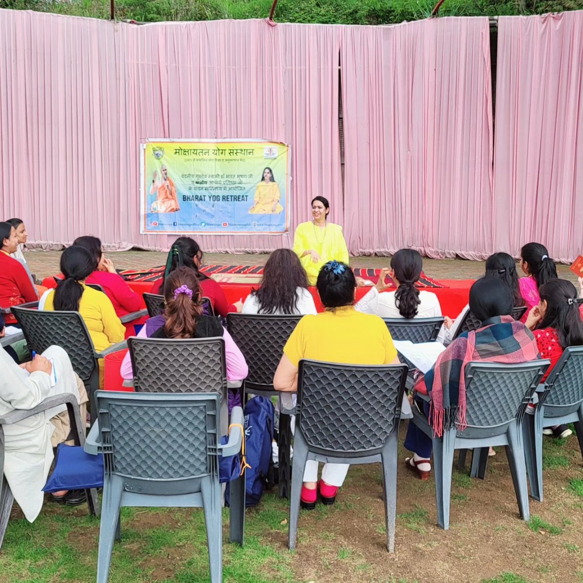 bharatyogaa's tweet photo. Outdoor #DiscussionSession in the lap of mother nature in Hiamalyas for students of #YogacharyaCourse of #bharatyoga
#ResidentialCourse #YogaRetreat #YogaAtHimalayas #BharatYoga #Sankalpa #acharyapratishtha #swamibharatbhushan https://t.co/irt2zW4OZh