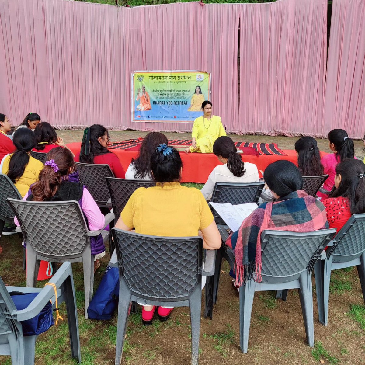 bharatyogaa's tweet photo. Outdoor #DiscussionSession in the lap of mother nature in Hiamalyas for students of #YogacharyaCourse of #bharatyoga
#ResidentialCourse #YogaRetreat #YogaAtHimalayas #BharatYoga #Sankalpa #acharyapratishtha #swamibharatbhushan https://t.co/irt2zW4OZh