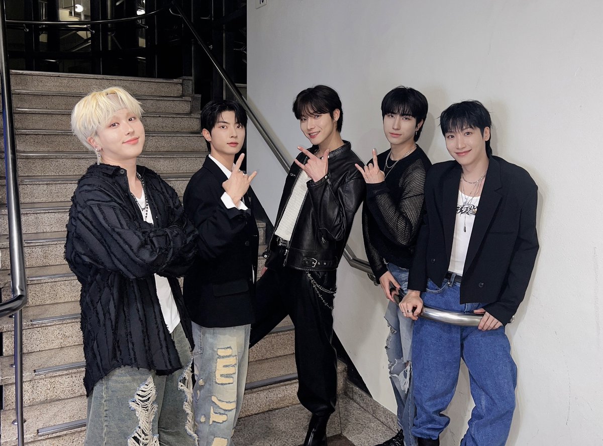 official_ONEWE's tweet photo. [#ONEWE]

잠시 후 10시 KBS에서 보실 수 있는 
‘더 시즌즈-지코의 아티스트’ 에서
또 한 번 위브를 사로잡을 원위의
모습들 보러 오실 거죠? 🌟

#원위 #위브 #더시즌즈
#지코의아티스트 https://t.co/lyyv69Z0G4