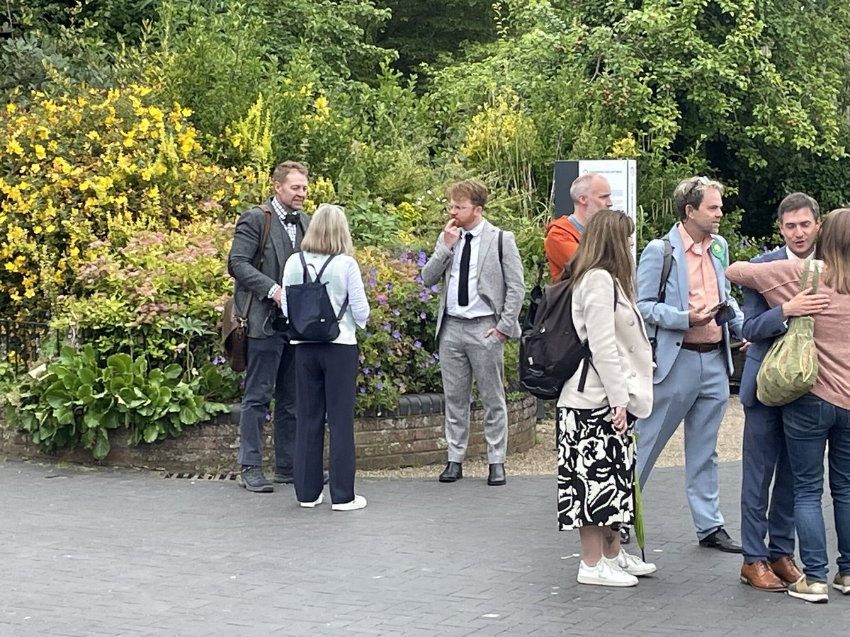 jacquiS21's tweet image. Missed the speeches but great to see the support for new #WaveneyValley MP @AdrianRamsay in #Diss this morning. Lousy pictures because there were cameras and I was too scared to get closer 😂