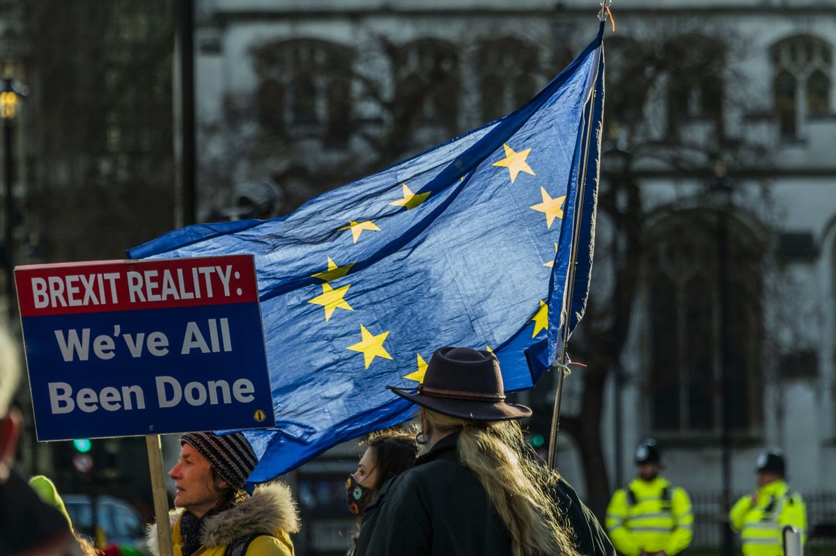🇬🇧L'impact du Brexit sur l'économie britannique, parlons-en.

Sadiq Khan, maire de Londres, a commandé une étude très sérieuse au Cambridge Econometrics sur les conséquences du Brexit sur l'économie du Royaume-Uni.

Résultat : ~3 millions d'emplois perdus (dont 500k rien qu'à