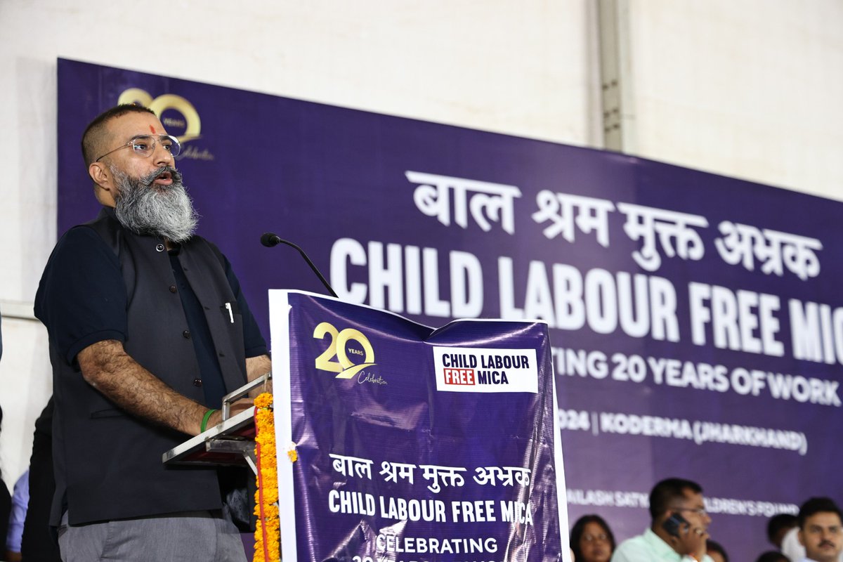 CLfreemica's tweet photo. @Bhuwan_Ribhu, who has worked on the issue for 20 years, said, "The message from Jharkhand to the world is loud and clear that #Childlabourfreemica is a reality now as children go to schools and not mines.” #MicaFreedom https://t.co/3JvPLzlLzt