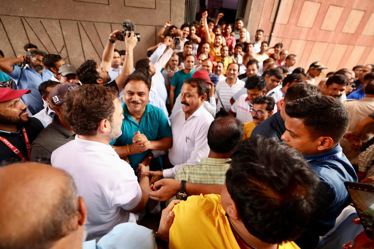 Congress (@incindia) on Twitter photo नेता विपक्ष श्री <a href="/RahulGandhi/">Rahul Gandhi</a> ने नई दिल्ली रेलवे स्टेशन पर लोको पायलट्स से मुलाकात की।
ये लोको पायलट देश की Life line कही जाने वाली रेलवे की रीढ़ हैं।
इनके जीवन को सरल और सुरक्षित करना रेलवे सुरक्षा की ओर हमारा एक मजबूत कदम होगा।
📍 नई दिल्ली नेता विपक्ष श्री <a href="/RahulGandhi/">Rahul Gandhi</a> ने नई दिल्ली रेलवे स्टेशन पर लोको पायलट्स से मुलाकात की।
ये लोको पायलट देश की Life line कही जाने वाली रेलवे की रीढ़ हैं।
इनके जीवन को सरल और सुरक्षित करना रेलवे सुरक्षा की ओर हमारा एक मजबूत कदम होगा।
📍 नई दिल्ली