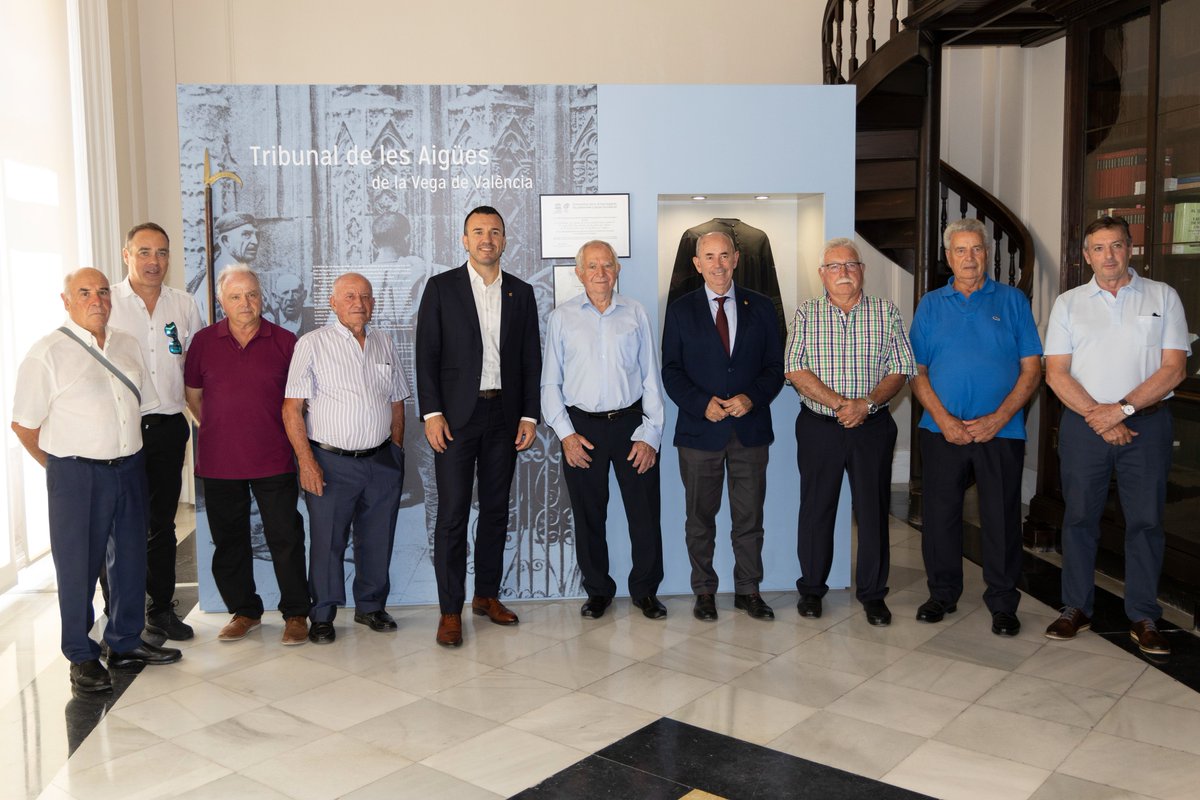 En la sesión pública se impone la blusa de Sindico de Honor al presidente de la Diputación de Valencia, Vicente Mompó, quien ha firmado en el libro de honor y recibido la medalla conmemorativa del milenario del Tribunal.  Y se ha reunido con los Síndicos en la Casa Vestuario.