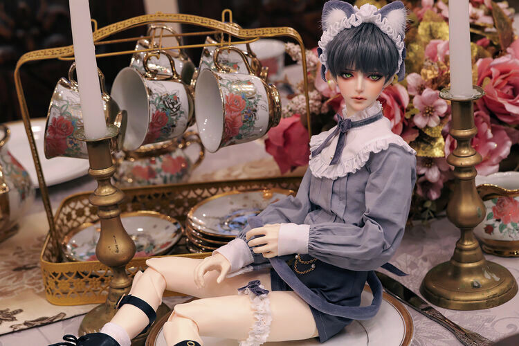 【DOLK×I.O.S】🐾世界２０体限定🐾

猫の貴公子『Andante - Blue Cat ver. Limited』が登場！

➡dolk.jp/pages/special/…

グレー系の猫をモチーフに、ドールドレス作家のCode nameと、メイクアップアーティストDUYA氏が、Andanteを猫の少年へと生まれ変わらせています。

7/28（日）締切です⏰