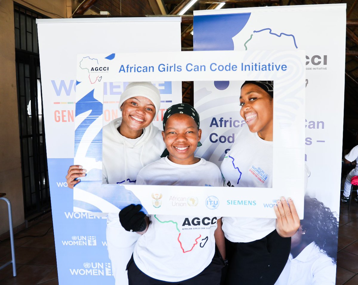unwomenSA's tweet image. Two weeks ago, 30 young women from 🇿🇦 @OfficialTNCTVET in Mamelodi Pretoria began their @AGCCIAfrica_1 training in 3D printing, AI, robotics, &amp;amp; micro science. Today, on their last day they proudly say: &quot;we are #GirlsInSTEM&quot;.

#AfricanGirlsCanCode 👩🏿‍💻🤖