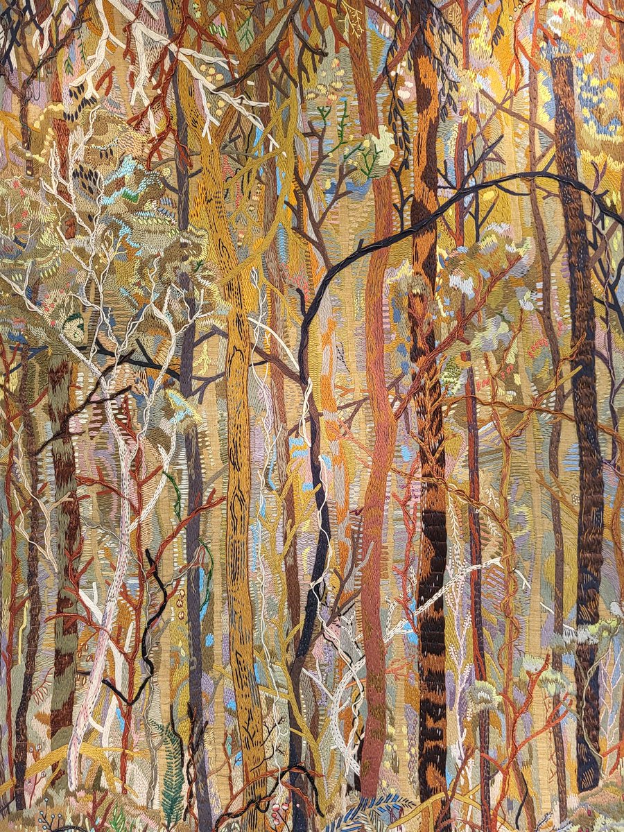 Expo #EvaJospin <a href="/GContinua/">GALLERIA CONTINUA</a> Tromper l'œil : un parcours dans la forêt nymphée, le bois de soie, les arborescences veineuses... superbe dans les nervures du carton, les enchevêtrements tissés...