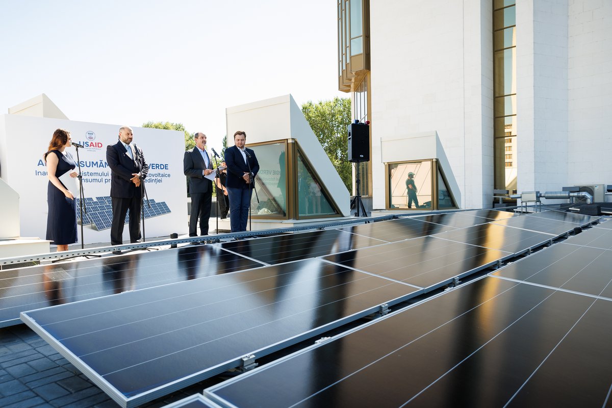 On the path to 2050 #CarbonNeutrality, 114 PV panels will power the Presidential institution in #Moldova, covering 15% of its energy consumption. Greatful for the support to <a href="/USAID/">USAID</a> and UK Embassy in Moldova. We don’t have fossil fuels, so we go green!