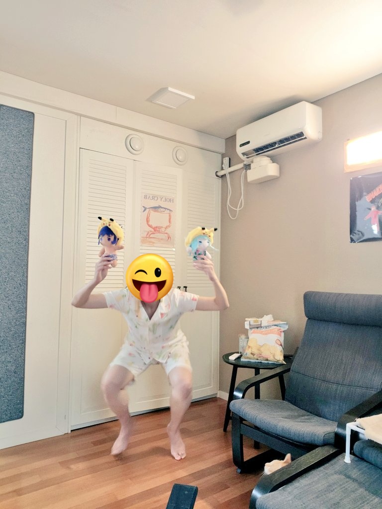 saintdoongiya's tweet photo. 여러분!!!!!!!
제가 리움님께 선물받은 잠옷 좀 봐주세요!!!!
완전 게와 함께하는 여름 바캉스임 ㅠ.ㅠ 
게신난다데스우횻-!!!!! https://t.co/l5dyHvskqv