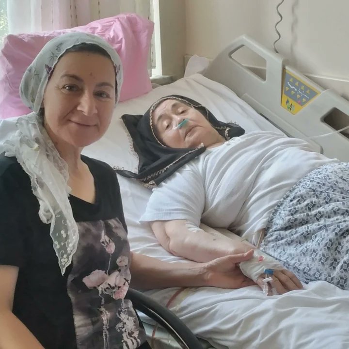 HuriyeCetindag's tweet photo. Vicdan barındıran bir el,
içinde merhamet olan bir yürek,
ve
gülüşünde samimiyet taşıyan
bir yüzden güzeli yoktur.
#HayırlıCumalar
İki gün önce ağır ameliyat geçiren #halam yoğun iyileşme sürecini hastanede devam ediyoruz .
#DenizliDevletHastanesiCerrahiServisi https://t.co/COAtkypkIl