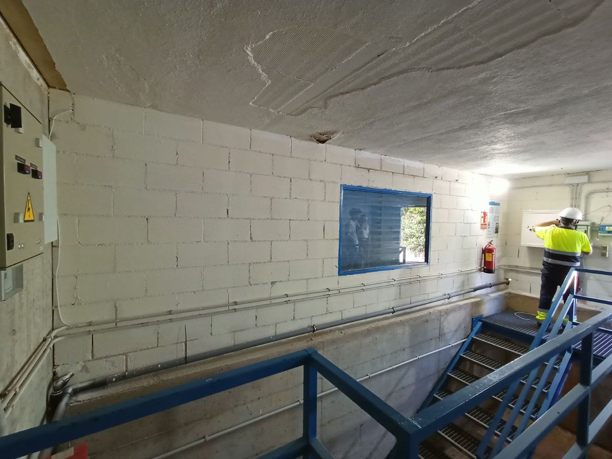 RoboLab_UEx's tweet photo. Ayer comenzó la instalación en los depósitos de las cajas de recepción de los dispositivos del proyecto #OLADAPT @canalIsabelII @aytocaceres https://t.co/u73gjnlYLB