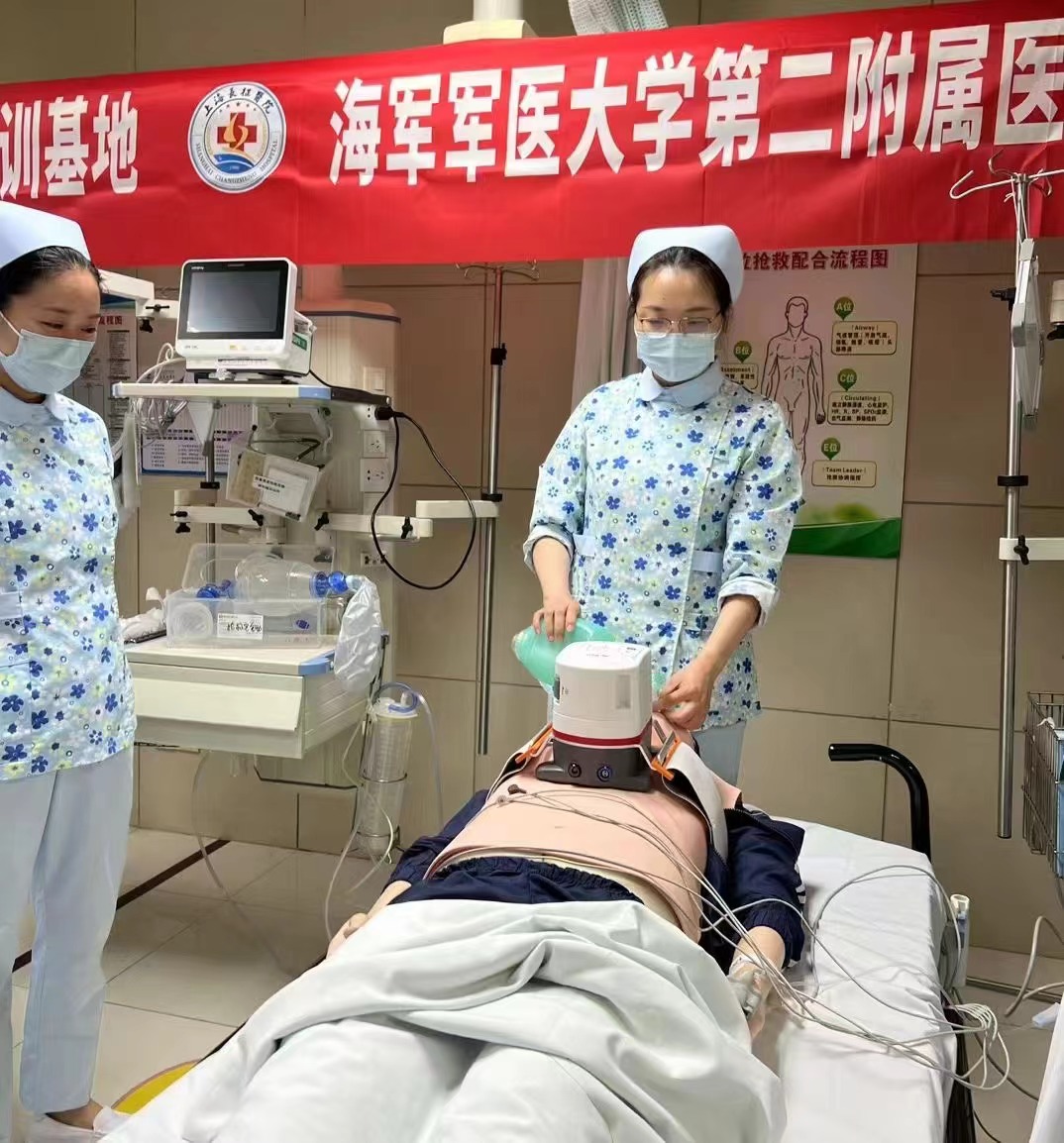 Sunlife_Medical's tweet photo. To improve the CPR quality, Shanghai Changzheng Hospital organized training for ER nurses. During the workshop, SunLife's resuscitation product set provided a full monitor and feedback from manual CPR to Pit Crew CPR, allowing the medical team to improve comprehensively #CPR https://t.co/xHSI92XFsS