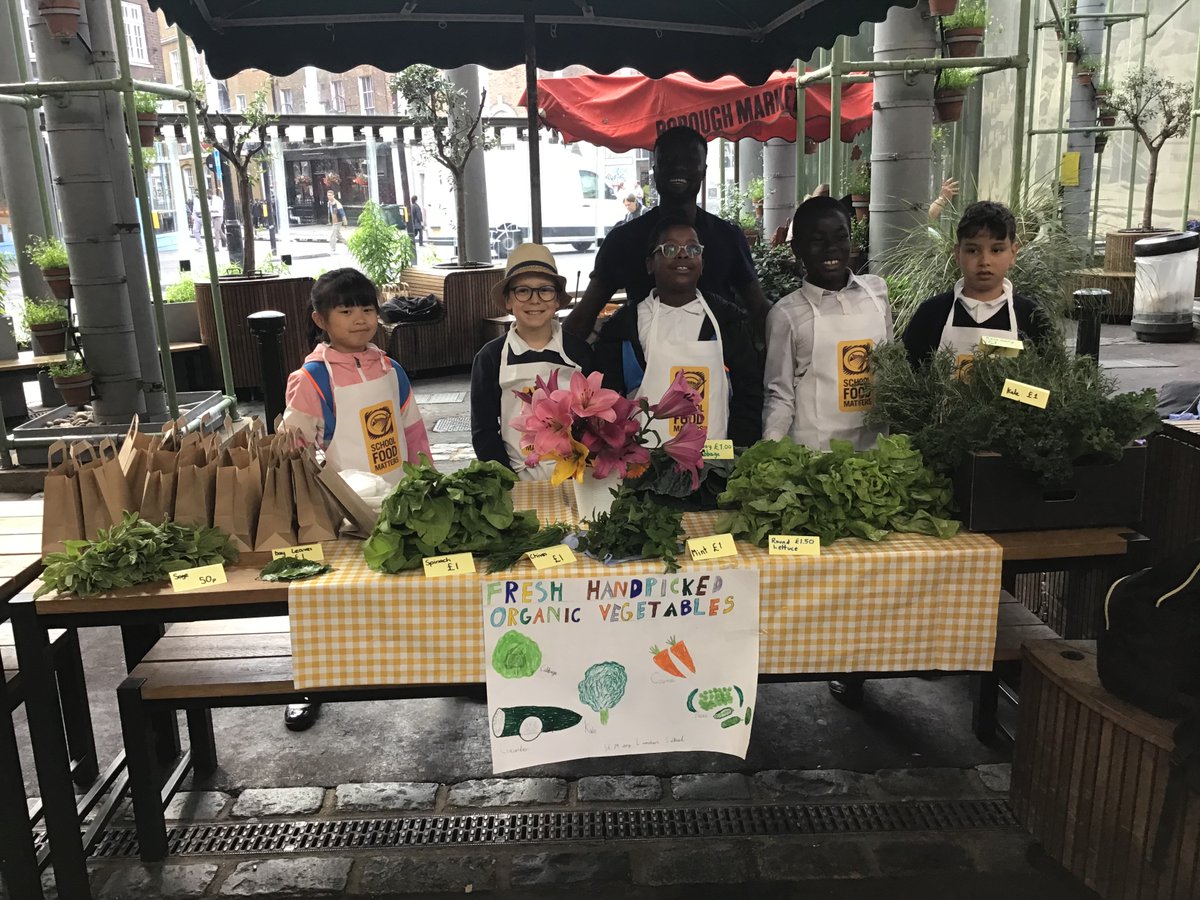 For their #YoungMarketeers project, #Year4 grew kale, lettuce, bay leaves, spinach, rosemary &amp; mint to sell at @boroughmarket. The children were trained on how to grow &amp; sell produce, and they completely sold out! The proceeds will be donated to a local charity. <a href="/sfmtweet/">School Food Matters</a>