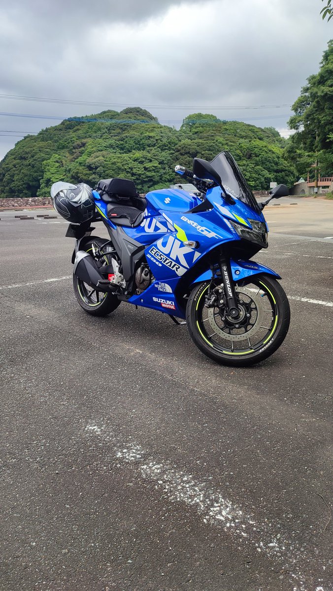 ko04jii's tweet photo. オイル交換しに出かけた流れでブラブラ走って、佐賀県唐津のいろは島で休憩（缶コーヒー飲むだけ）
そろそろフロントタイヤが寿命みたいなので、タイヤ交換を考えないとな😶

#ジクサーSF250
＃いろは島 https://t.co/AbGNemLyUM