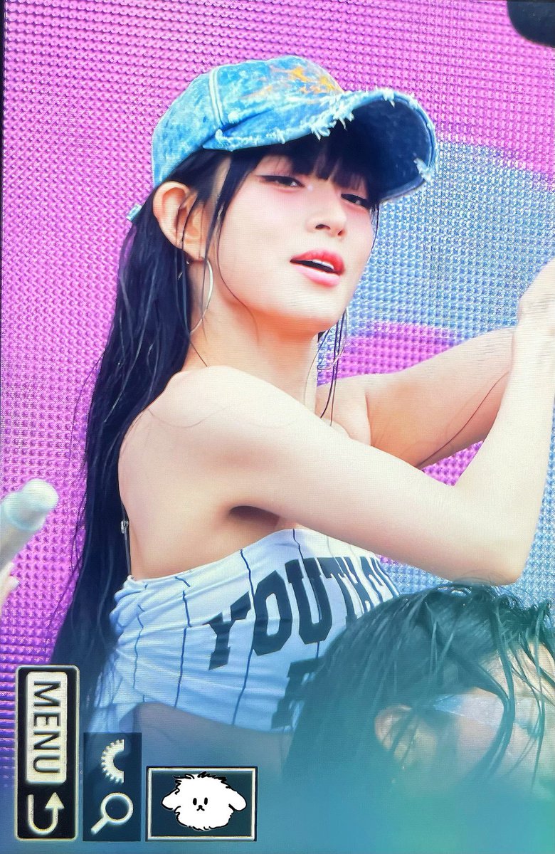 syeonieverse's tweet photo. HOW THE FUCK DOES CHAEYOUNG JUST LOOK LIKE THIS?!?? https://t.co/JLVvbT1rU4
