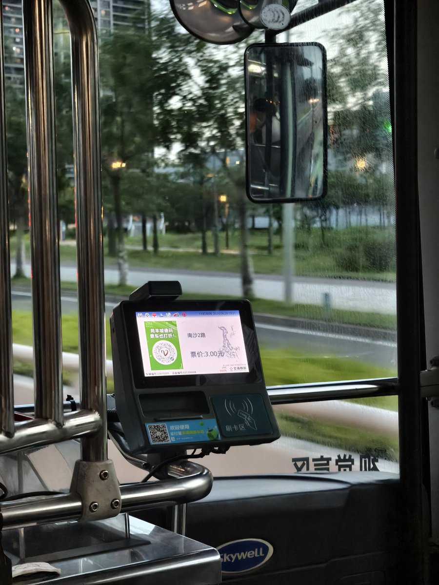 April__Mony's tweet photo. You can have no cash when taking bus in cities like #Guangzhou in China. #WechayPay is everywhere! #China #Wechat #MiniProgram #Guangzhou https://t.co/5eAHcXBFoa