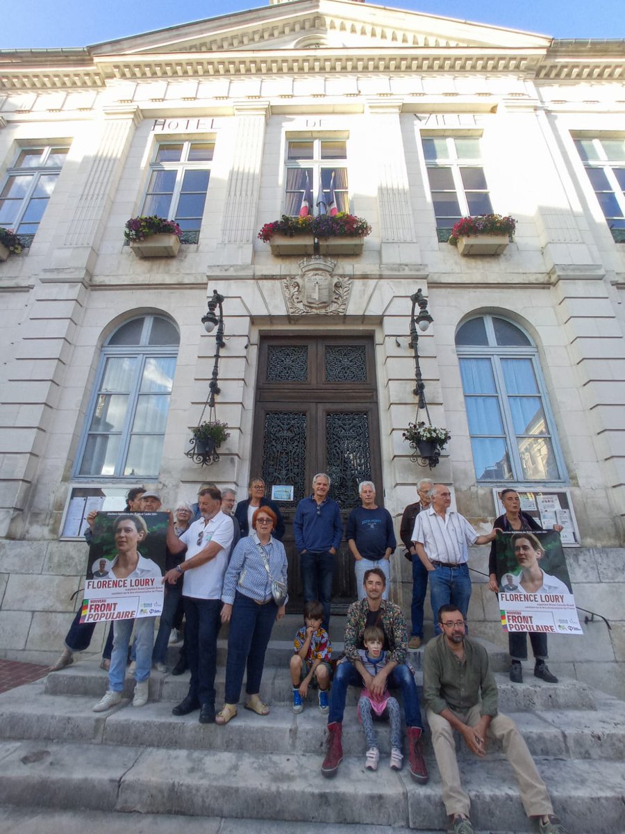 FloLoury2024's tweet photo. Café populaire, lecture, débats républicains, prises de paroles, rencontres ; chacun a amené de lui pour exprimer son refus de voir le racisme de Daniel Grenon et l'extrême droite l'emporter ; et défendre le changement que le #NouveauFrontPopulaire poursuit https://t.co/Hcj7Xzk1W7