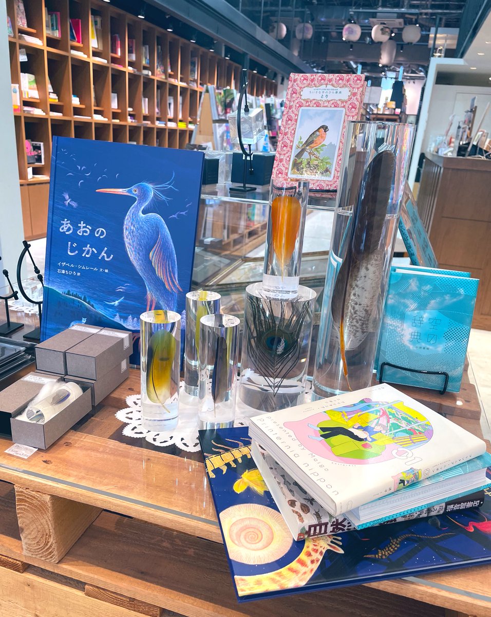 bunkitsu_rpng's tweet photo. 今年の図鑑展、始まりました💫

文喫 六本木で定期的に開催している「図鑑展」。2024年は「乙女の図鑑展」と題し、図鑑のもつ可愛らしさ、美しさに着目した展示を行います🌷🎀🪸

7月31日までの期間中、図鑑と合わせて博物学にまつわる雑貨も展開中！

@UsaginonedokoPR 
@ochiaiharuka 
@comfy_maki https://t.co/QIFb1fqTIf
