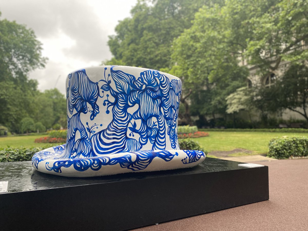 1000Rach's tweet image. Happy Friday 🎩 #London #Embankment #Sculpture @LondonHeritageQ