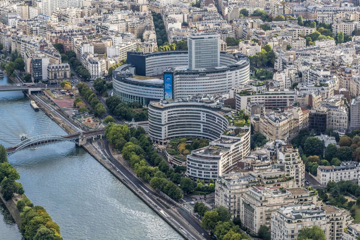 Jean-Noël Jeanneney, historien : « La privatisation de l’audiovisuel public serait une catastrophe démocratique, économique et culturelle » dlvr.it/T9B6lc