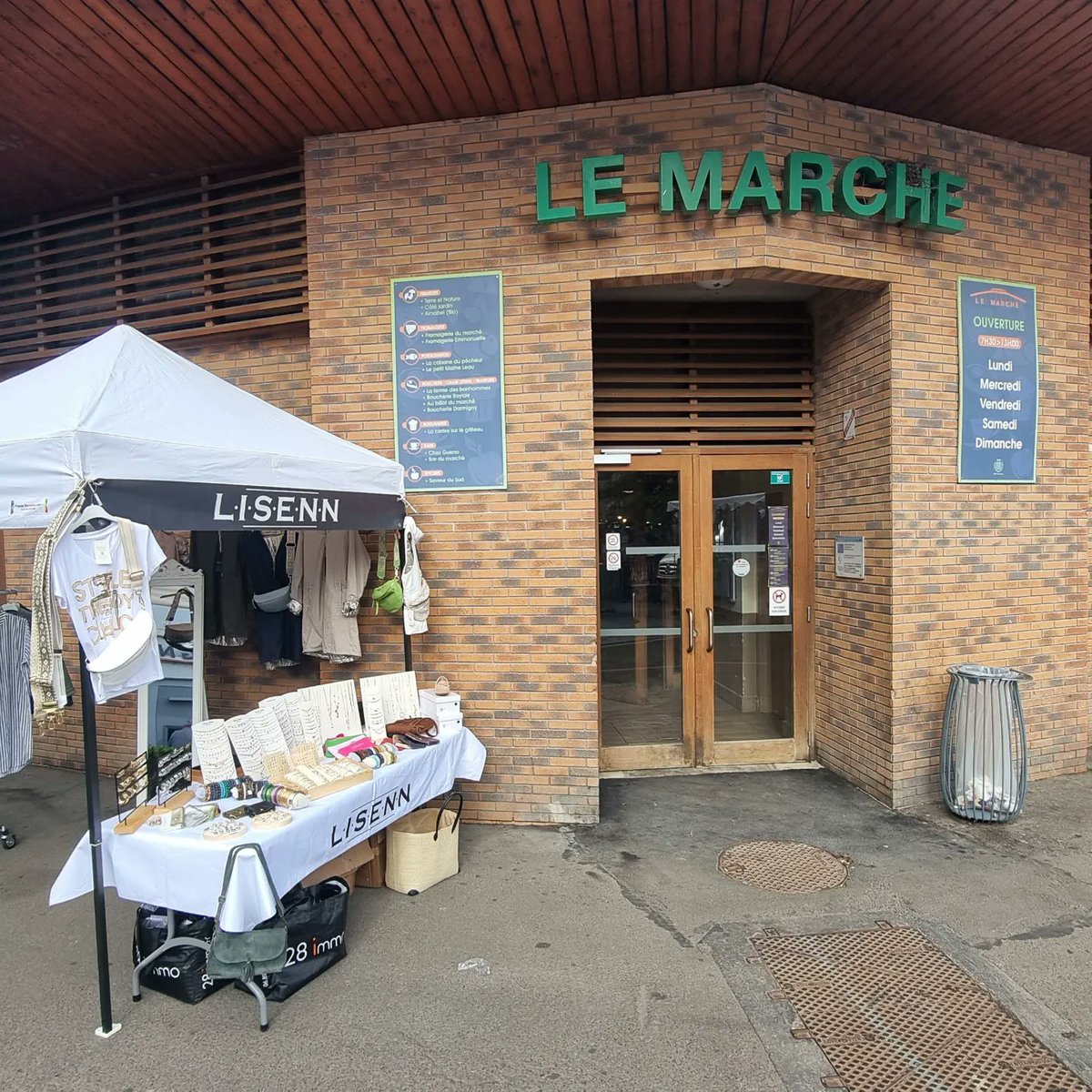 28Immo's tweet image. Marché de Dreux, ville d'origine de mes grands parents, toujours un plaisir.
#lisenn #dreux #marchélocal #chapelleroyale #28immo @28immo #coeurdeville #vitrinesdechartres #28 #tourisme