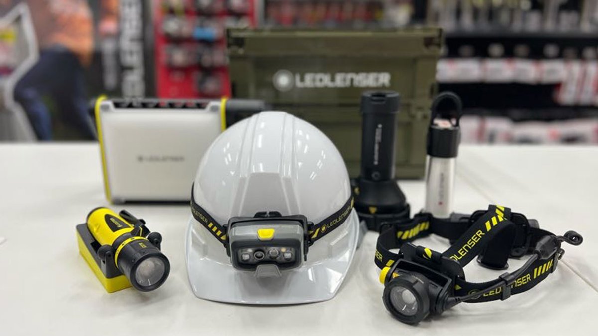 ヘルメットがすっぽり。 そこにP18R Work、ML6、H7R Work、防爆