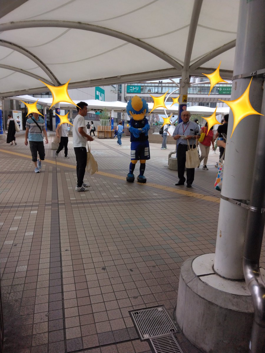 【町田駅にゼルビーくん登場！】
7月7日の東京都知事選挙に向けゼルビーくん、町田市地域活動オフィス3名のかたの協力を得て、町田駅ペデストリアンデッキにて啓発活動いたしました🤗
皆さま７月７日(日)はぜひ投票へお越しください！