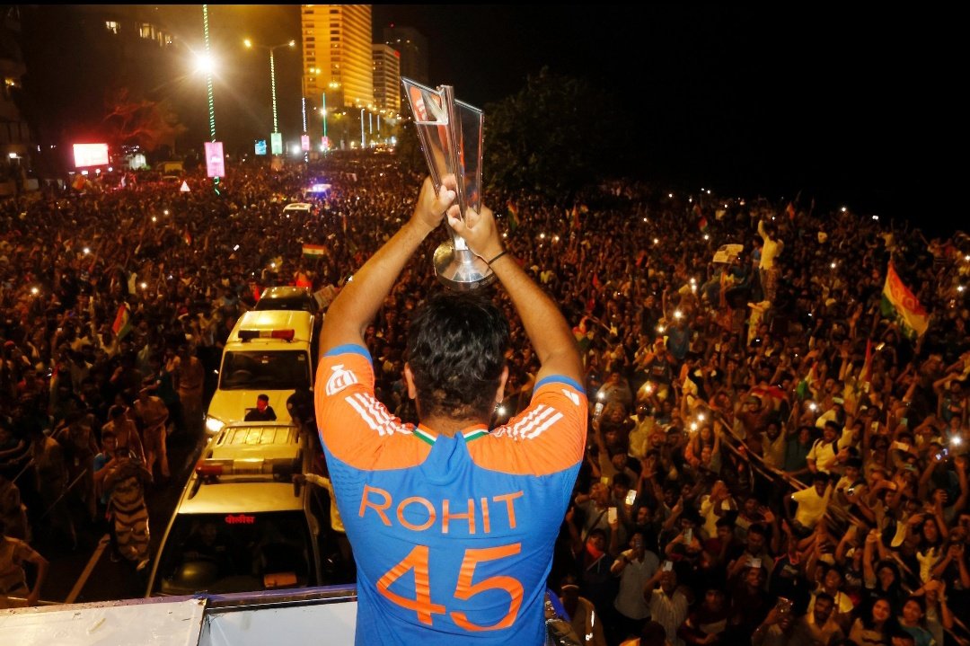 RichKettle07's tweet photo. Iconic Images 📸 of Team India 🇮🇳 from Victory Parade at Wankhede, Mumbai 🏟️

This is the last time, When Virat Kohli and Rohit Sharma Lifts the ICC T20 World Cup Trophy in front of 1.4 billions🏆

#ViratKohli #RohitShama https://t.co/VKaNrxl2lh