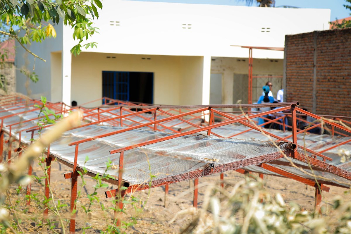 SafeInclusion's tweet image. 1/ @SafeInclusion a reçu ce 04/07 en #communeRumonge, @RumongeProvince, Nadège Yengayenge, chargée du projet #PISCCA à @franceauburundi, pour une visite de suivi des installations utilisées pour la transformation du poisson, relocalisées suite aux inondations du Lac Tanganyika