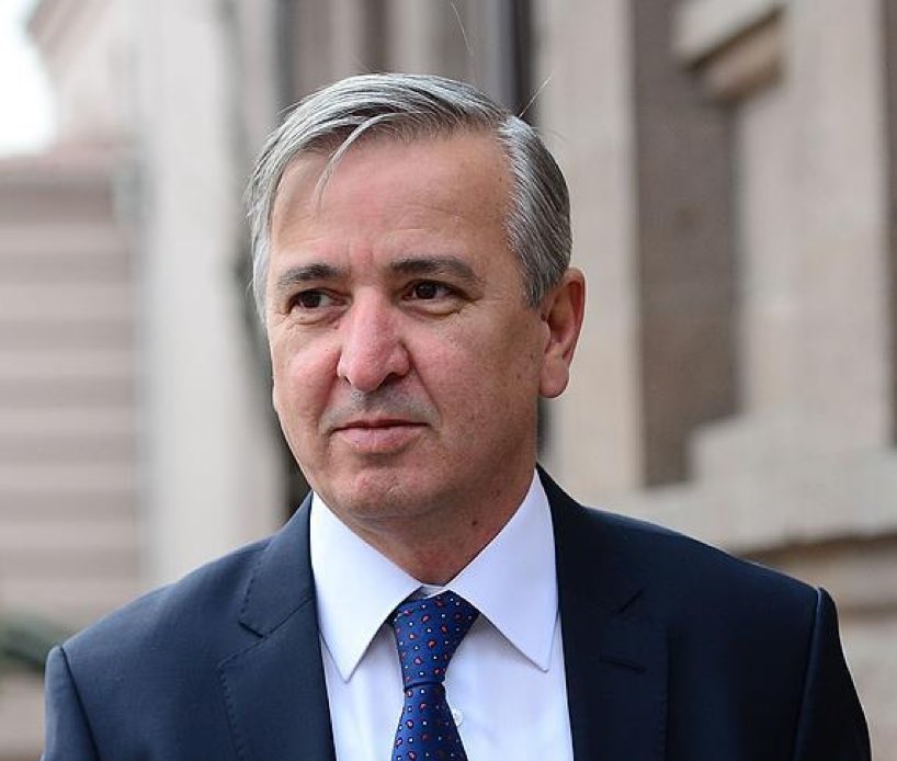 🤔 Yeni Şafak yazarı Aydın Ünal:

“Suriyeliler uyumsuz, öyle mi? Hadi ya?

Sen uyumlu musun? Sokağa tüküren sen değil misin?

Vallahi bu ülkede seninle yaşamaktansa, 5 değil 50 milyon Suriyeli ile yaşamayı tercih ederim.

Eğer biri gidecekse sen git!”