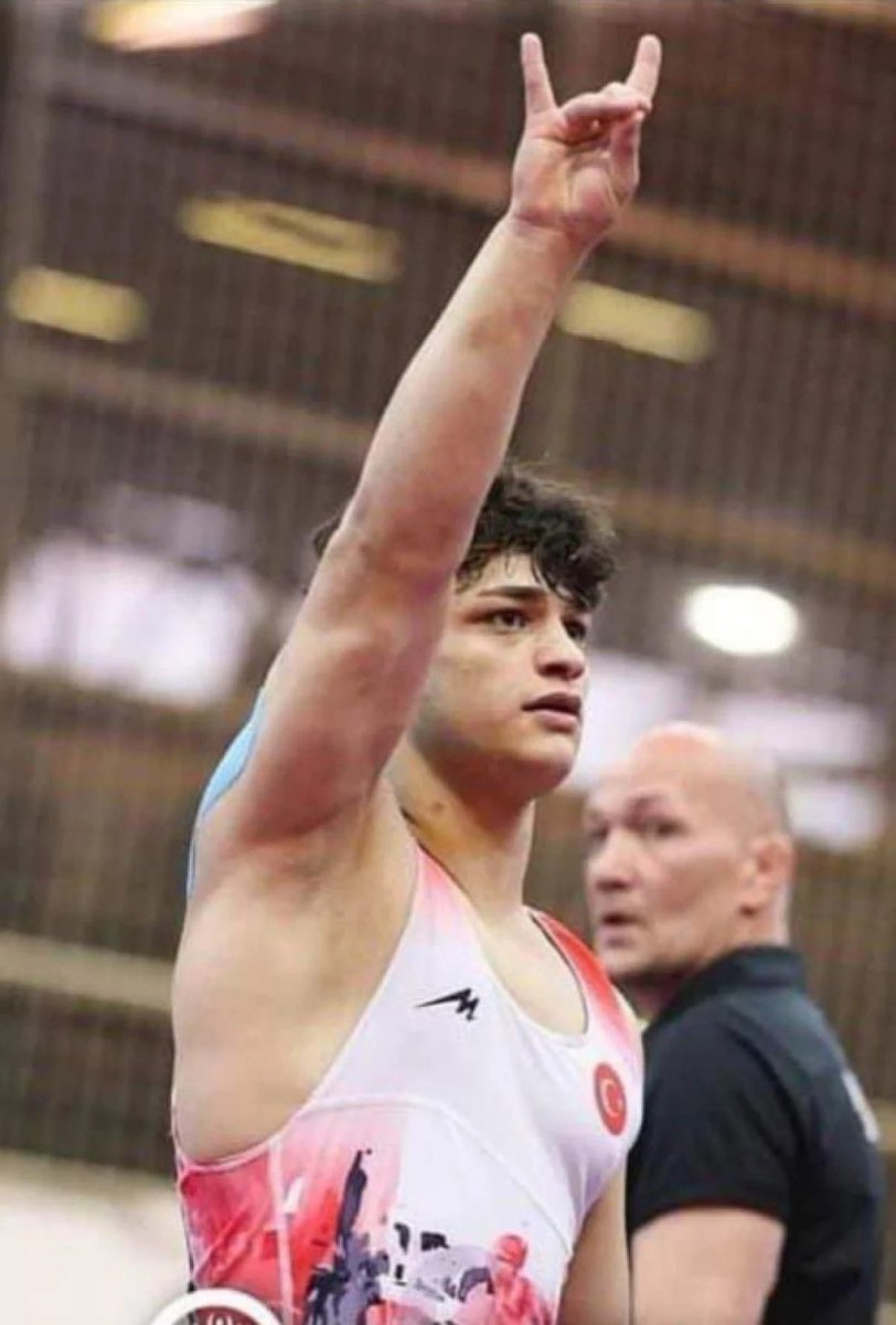 Sırbistan’da düzenlenen U20 Avrupa Şampiyonası’nda grekoromen stil 82 kilogramda Alperen Berber, şampiyonluğa ulaştı. Milli sporcumuz Berber, şampiyonluk sevincini bozkurt selamıyla yaptı. Tebrikler Alperen BERBER 🥇🤼‍♂️🐺 🇹🇷