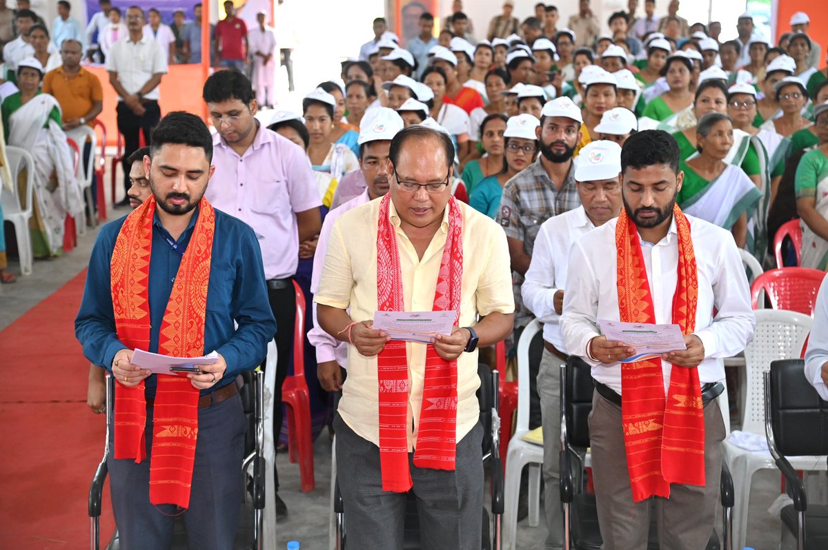 BiswajitDaimar5's tweet image. Inaugurating the Sampoorna Abhiyan today at the Bhergaon Development Block Office, designated as an aspirational block by NITI Aayog under the Government of India&apos;s Aspirational Districts Programme. #Development #NITIAayog #AspirationalDistricts #Bhergaon #Progress