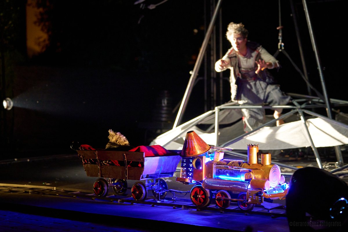 Feria de las Artes Escénicas de Andalucía. (@feriadepalma) on Twitter photo ¿Has soñado alguna vez con volar? Pícaro, nuestro héroe de nariz roja, sueña siempre con desplegar sus alas y descubrir lugares desconocidos. 
Piero Partigioni
Fotos @gerardosanzfotografo ¿Has soñado alguna vez con volar? Pícaro, nuestro héroe de nariz roja, sueña siempre con desplegar sus alas y descubrir lugares desconocidos. 
Piero Partigioni
Fotos @gerardosanzfotografo