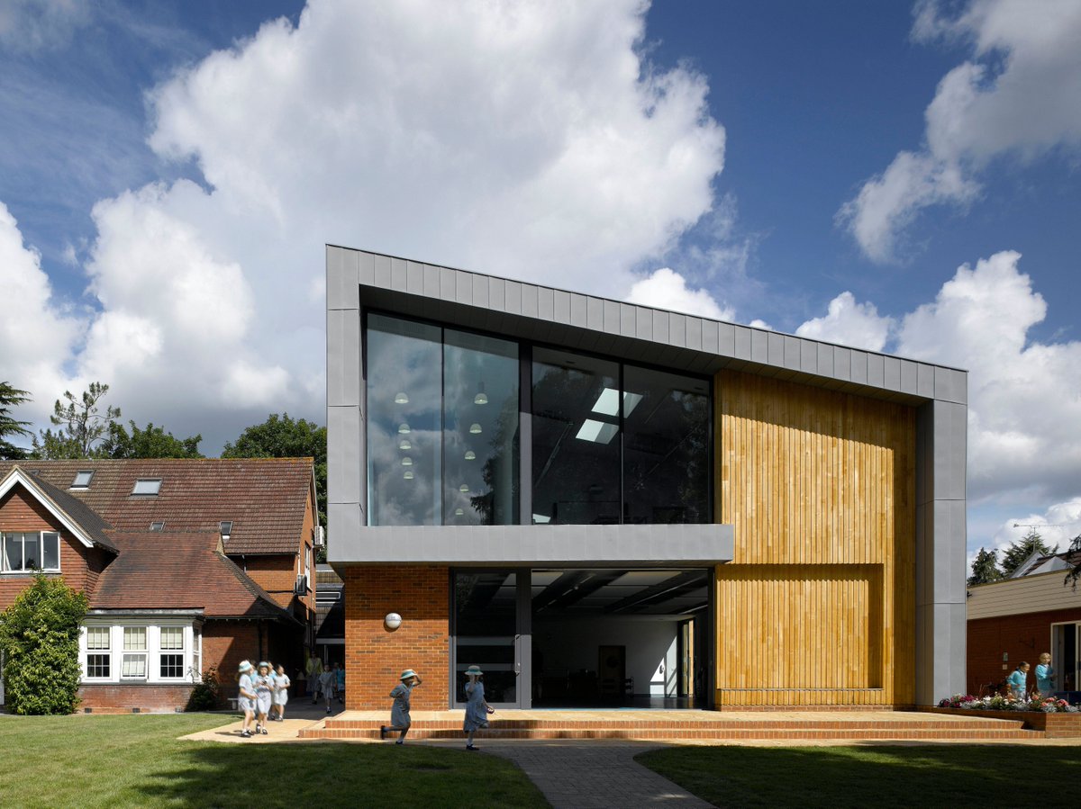 HALSTEAD DINING HALL.
We take a stroll down memory lane with this school project in Surrey by #LewandowskiArchitects. Phase one introduced a new dining hall and a food tech teaching space, while phase two transformed the Victorian main school building into modern facilities.