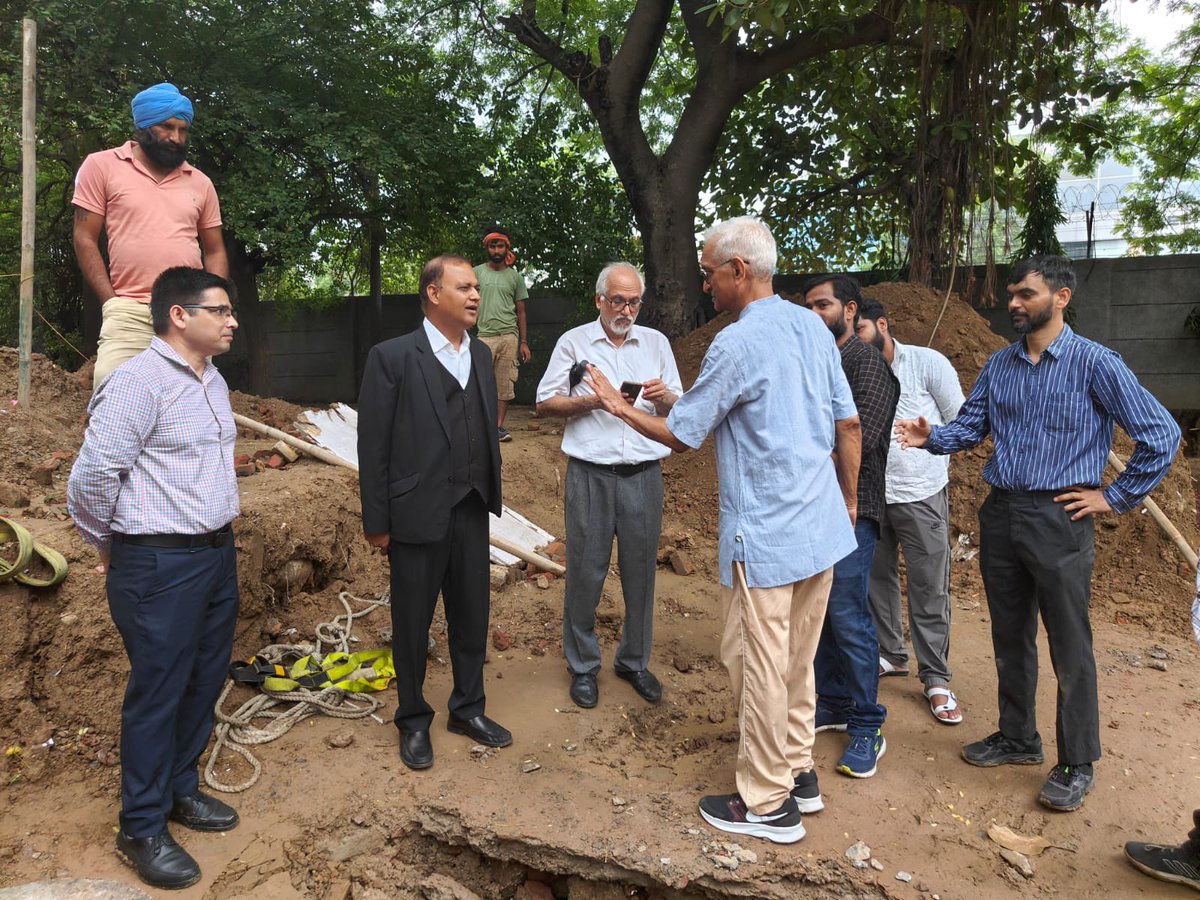 attorneybharti's tweet photo. To nip in the bud any and every possibility of flooding in Green Park, SFS Hauzkhas flats and nearby colonies, the pipes connecting the Green Park main and SFS flats across the Aurbindo Marg need to be thoroughly desilted, enlarged if recommended by engineers. These pipes were laid by DMRC but whom these were handed over they are not able to locate the concerned file. 

Along with senior residents I inspected the ongoing work. For the first time after laying these pipes, they have been located which were buried in the ground since many decades.

I am determined to fix this problem for good.