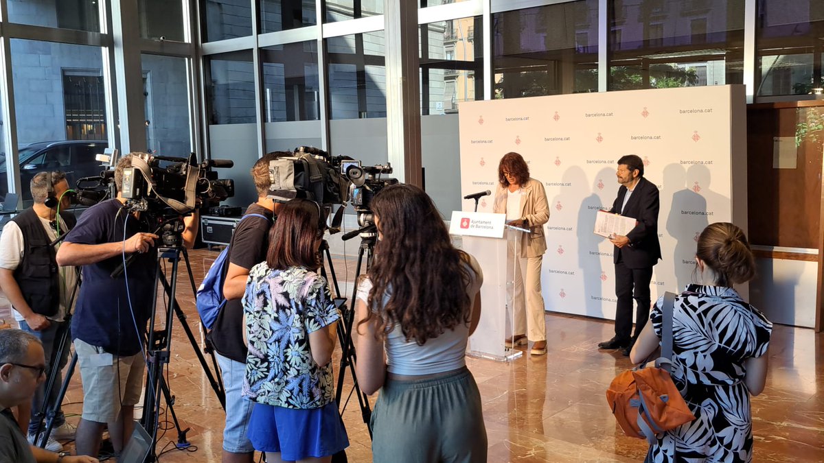 Atenció als mitjans, conjuntament amb la Primera Tinenta d'Alcalde <a href="/laiabonetrull/">Laia Bonet</a> per explicar la suspensió de llicències per a nous establiments a La Rambla i de "growshops", d'accessoris de mòbils i de salons de pedicura i manicura a #CiutatVella. #Barcelona