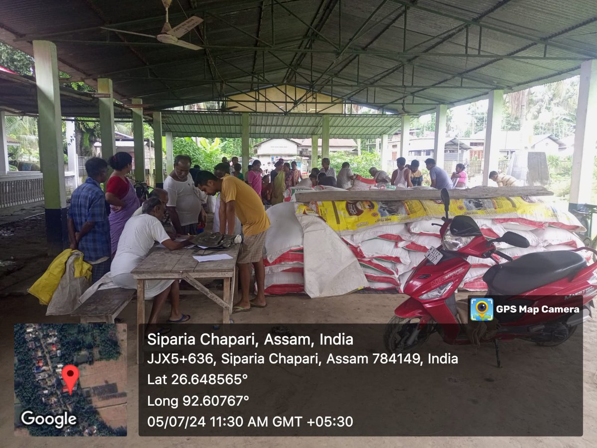 DCSonitpur's tweet image. #FloodReliefEfforts I Glimpses of distribution of cattle feed in the flood  affected villages under Thelamara Rev. Circle.

#FloodRelief #cattlefeed #sonitpurdistrict