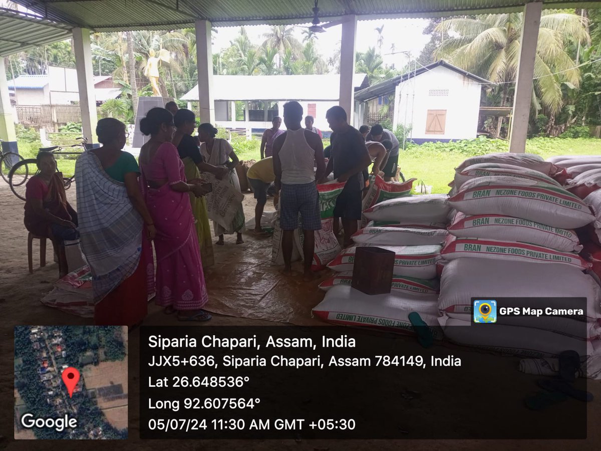 DCSonitpur's tweet image. #FloodReliefEfforts I Glimpses of distribution of cattle feed in the flood  affected villages under Thelamara Rev. Circle.

#FloodRelief #cattlefeed #sonitpurdistrict