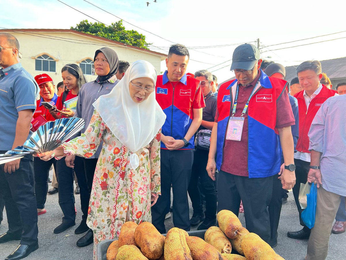 Kenangan manis kami masa walkabout dengan Datuk Seri Dr. Wan Azizah. Terasa semangat perpaduan dan kasih sayang antara kami semua. Siap kipas tangan pun jadi alat penting, bukan saja untuk kipas angin, tapi kipas semangat! Terima kasih atas sokongan dan dorongan di Sungai Bakap!
