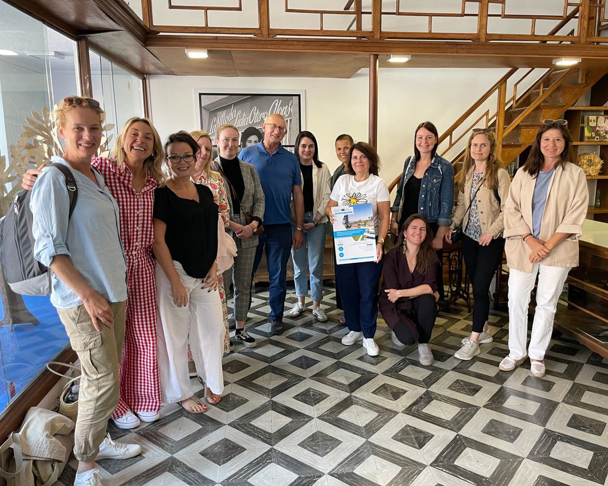 rr_fundacion's tweet image. La #NuevaBauhausEuropea traslada la filosofía de la conocida escuela alemana al momento actual.

Lo hace sobre la base de la transversalidad y con un triple objetivo: ♻️ sostenibilidad, ✨ estética e 🤝 inclusión.

#LaModaRuralLab #DesarrolloLocal #Silleda #FRR