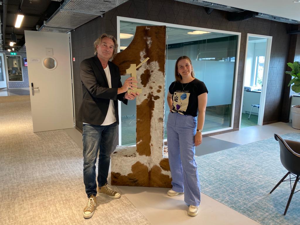 Traditiegetrouw blikken we bij aanvang van het reces nog één keer terug. We reiken de prijs uit voor de grootste politieke broedermoord, binnen de eigen partij dus. Onze Gouden Dolk! De jury van dienst bestaat uit onze politiek duider @DrsKee en politiek redacteur <a href="/SThelosen/">Sandrine Thelosen</a>.