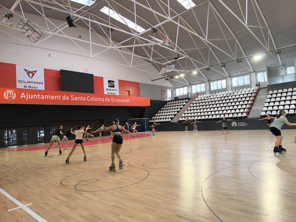 Últim dia de la 1a setmana de tecnificació24, seguim rodant cap al cap de setmana💪💪 #CPG💙 #femclub #somunequip #femciutat #femsport #esforç #sobrerodes #femfamília #patinatgeartístic #rollerskating #estildevida #seguimrodant✨ #Temporada20242025🛼
🛼♥️ 🛼💙🤍